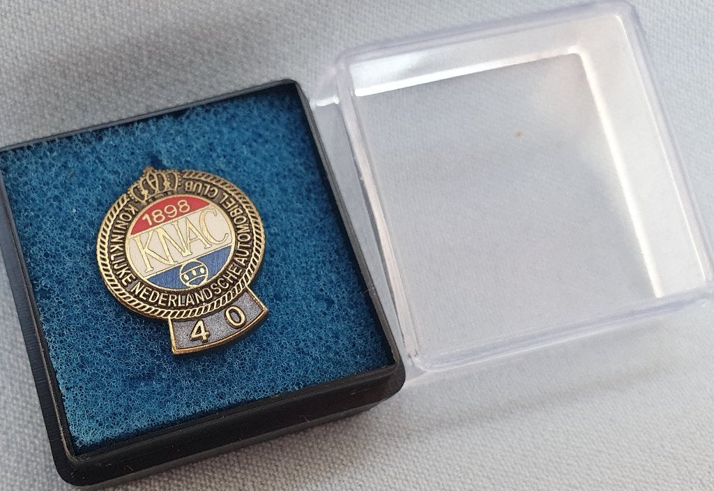 Schroefspeld KNAC 40 jaar lidmaatschap, Verzamelen, Verzenden, Zo goed als nieuw, Transport, Speldje of Pin