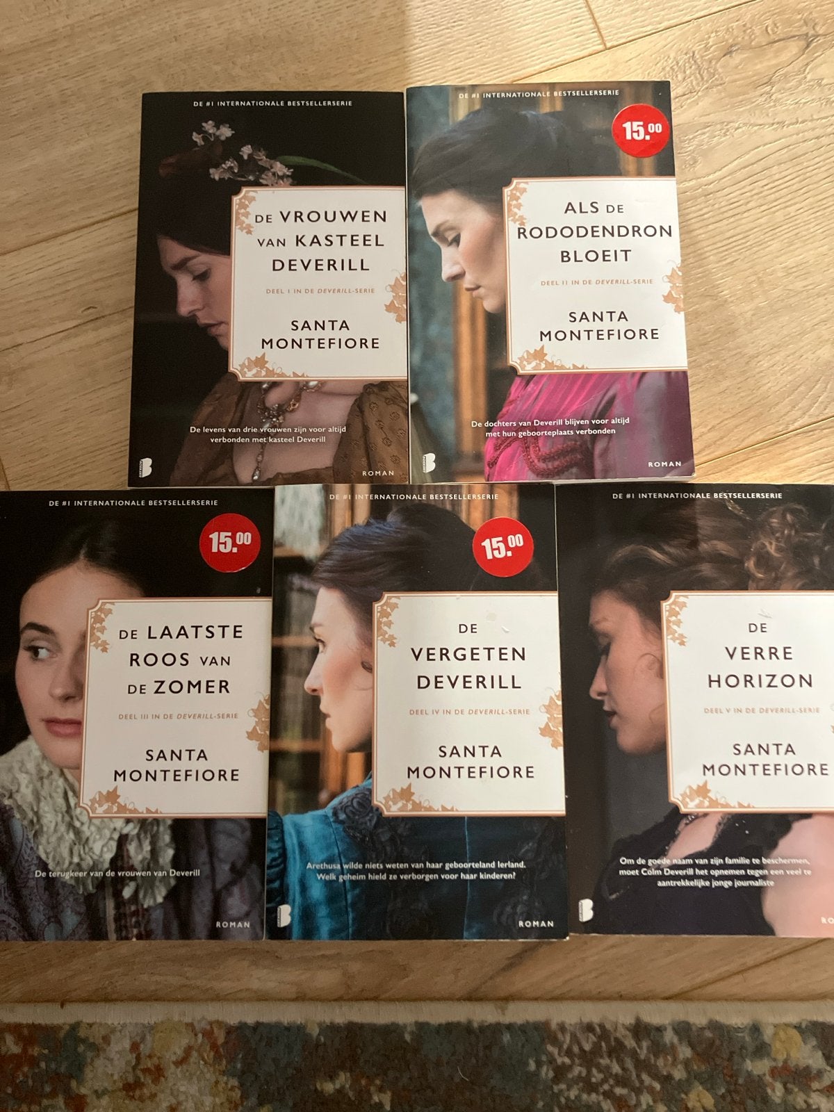 Santa Montefiore: De vrouwen van kasteel Deverill, deel 1-5, Boeken, Ophalen of Verzenden, Gelezen, Nederland