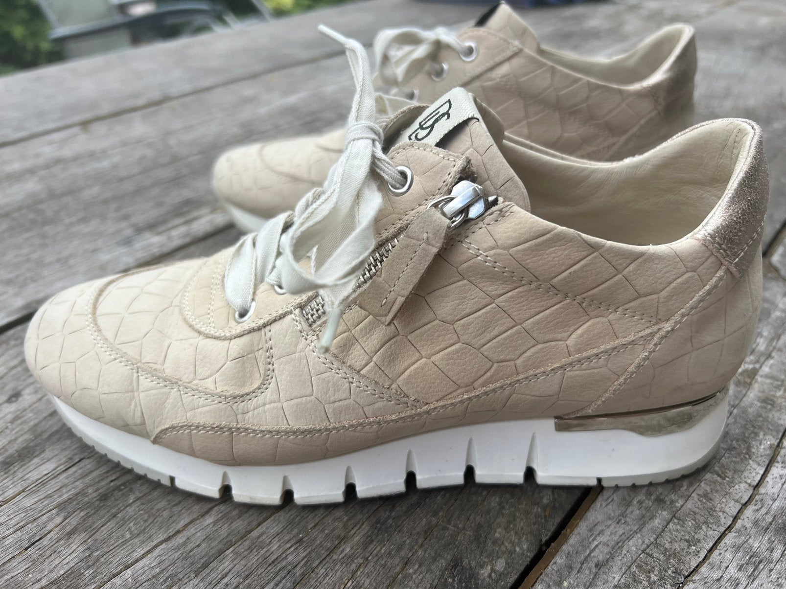 DLSport sneakers, Ophalen of Verzenden, Zo goed als nieuw, Beige, Sneakers of Gympen