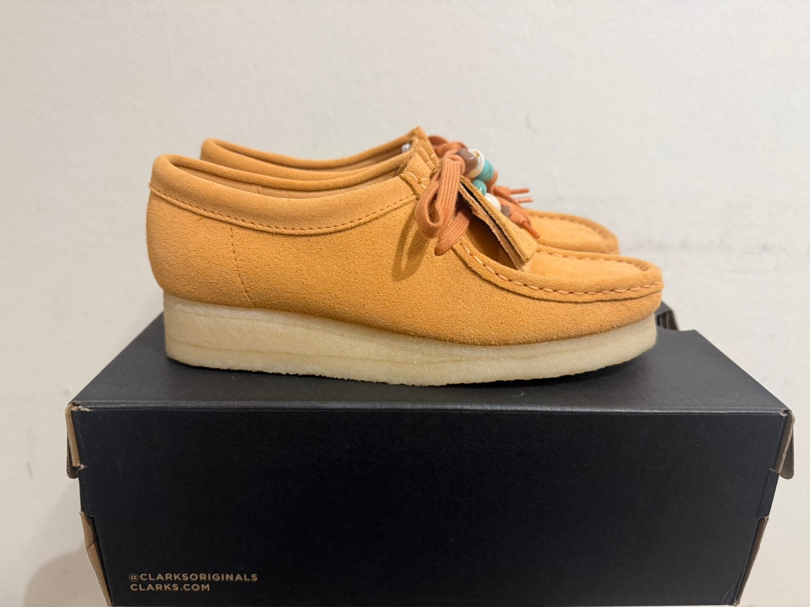 Te koop te nieuwe Clarks Wallabee Pale Peach suede, Nieuw, Ophalen of Verzenden, 123@home.nl, Clarks