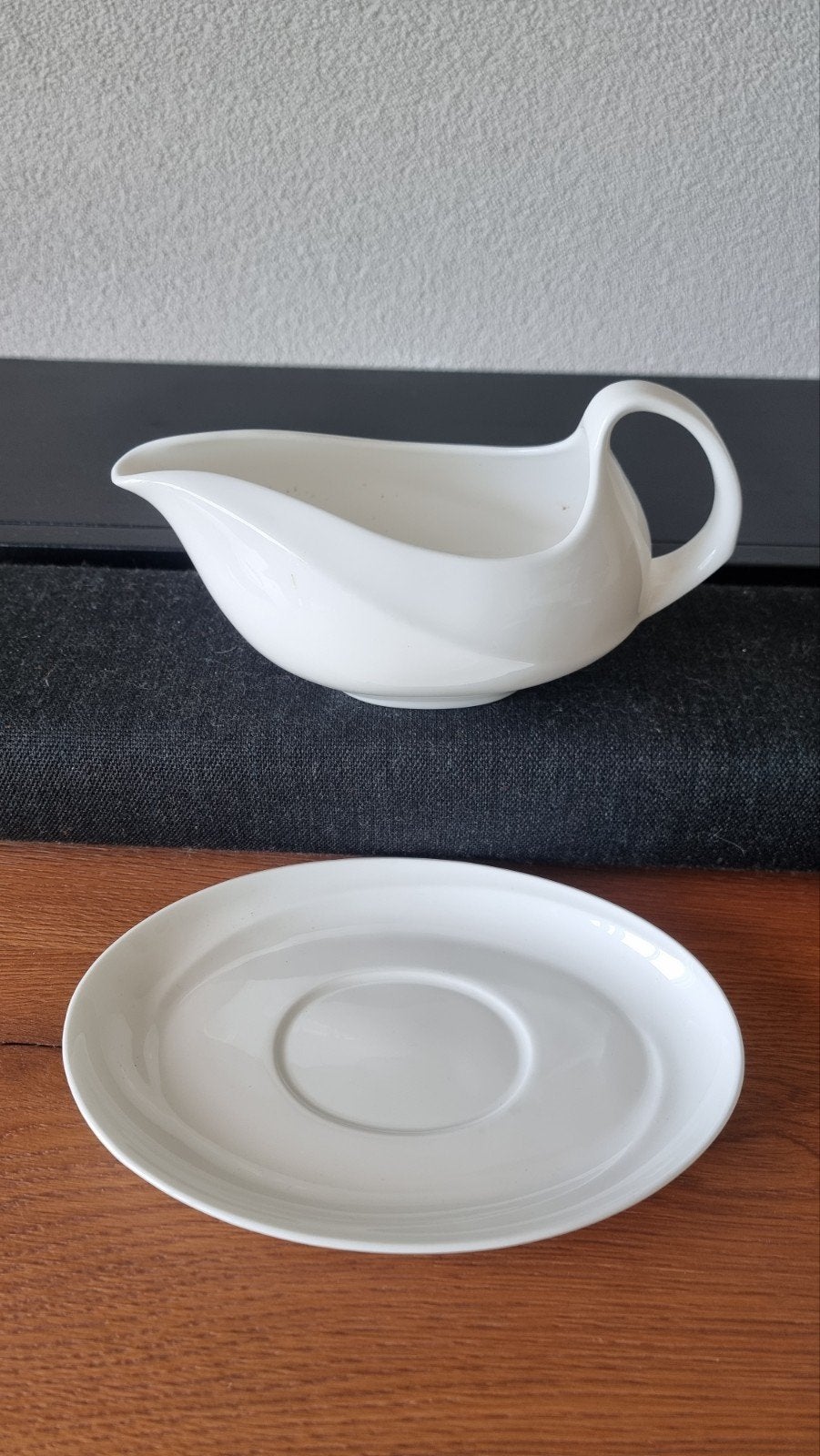 Wedgwood Solar sauskom met onderschotel, Huis en Inrichting, Keuken | Servies, Ophalen of Verzenden, Zo goed als nieuw, Kom(men)