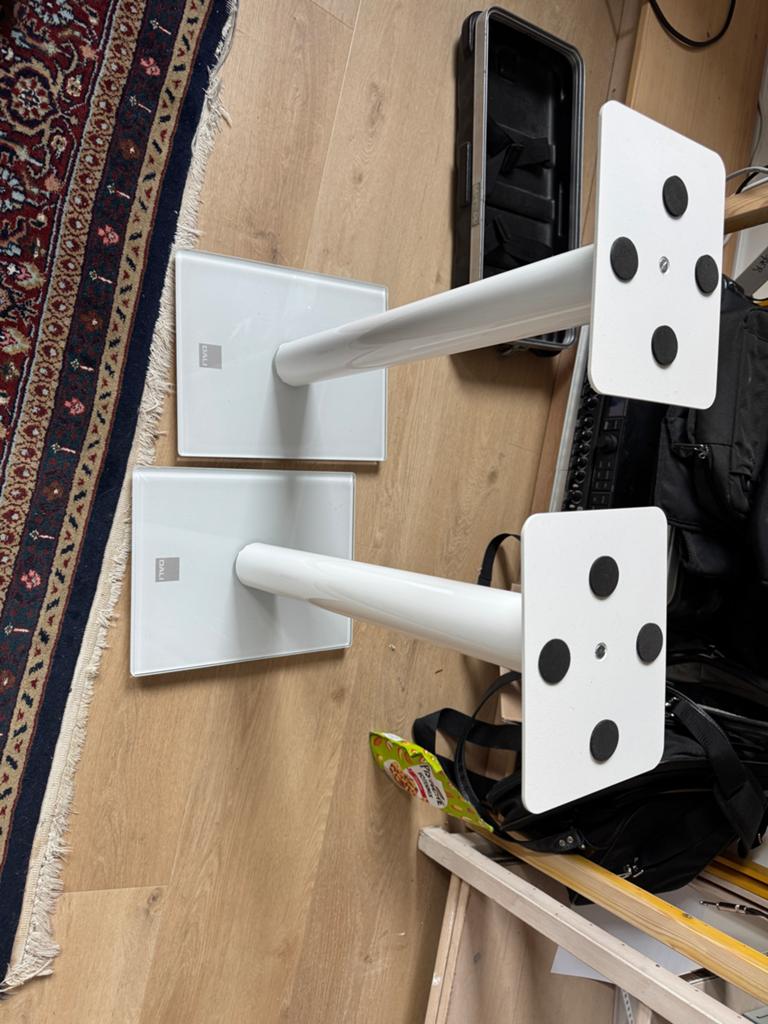 DALI Speakerstandaarden - Wit (2 stuks), Computers en Software, Monitoren, Ophalen, Zo goed als nieuw