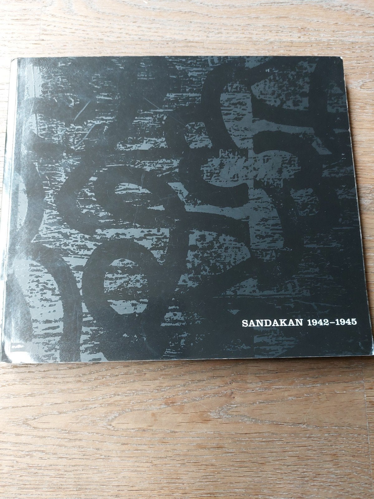 Sandakan 1942-1945 - Historisch Boek over WOII, Boeken, Ophalen of Verzenden, Algemeen, Gelezen, Tweede Wereldoorlog