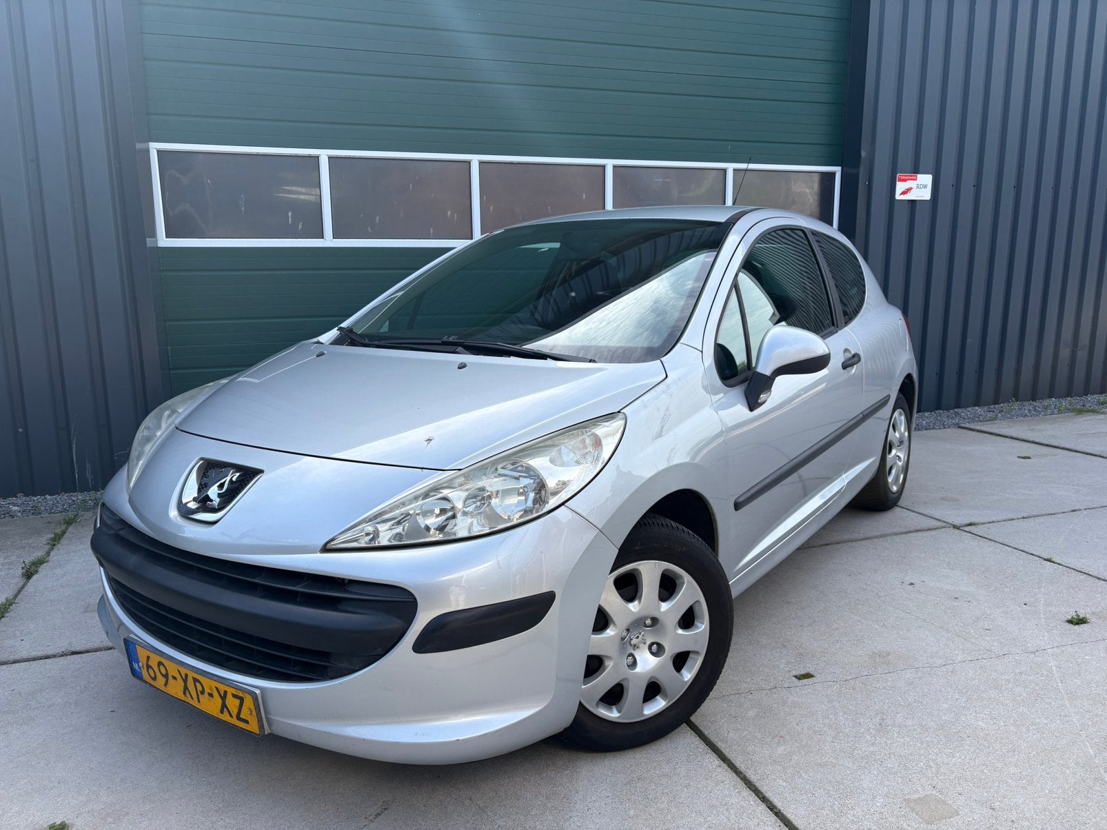 Peugeot 207 | 1.4 VTI 3DR 2007 Grijs | AIRCO/NAVI/NIEUWE APK, Auto's, Peugeot, Stof, Zwart, 49 €/maand, Origineel Nederlands