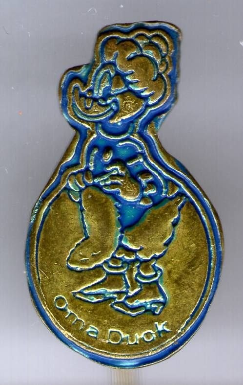 Oma Duck blauw op koper stripfiguurtje speldje ( R_117), Verzamelen, Verzenden, Nieuw, Figuurtje, Speldje of Pin