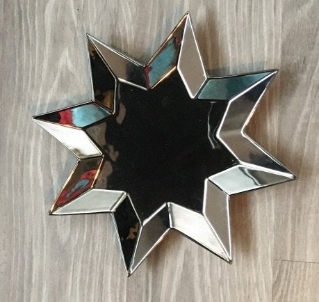 Leuke platte aardewerk schaal in de vorm van een ster, 33 cm, Schaal, Ophalen of Verzenden, Zo goed als nieuw, Steen of Aardewerk