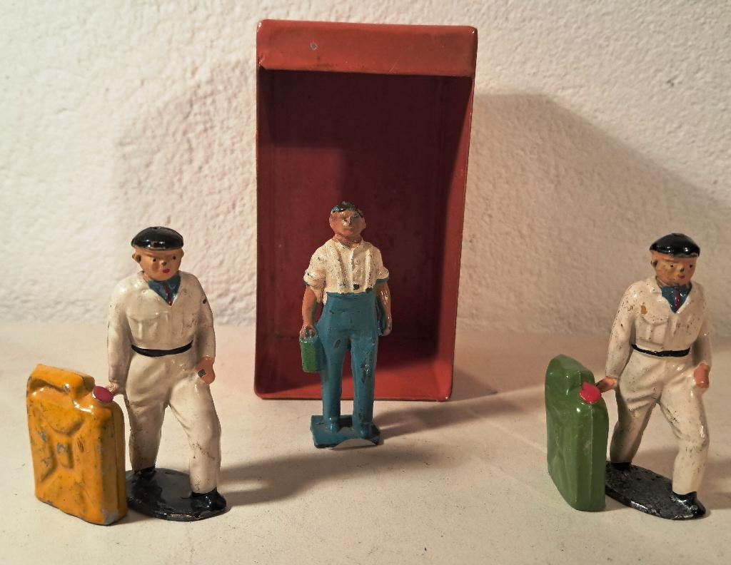spoor 0 oud zeldzaam loden garage personeel met jerrycans, Ophalen of Verzenden