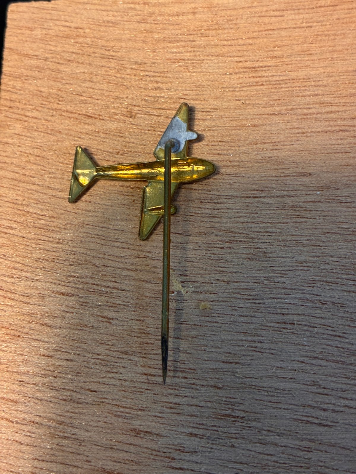 Vintage Vliegtuig Speldje - Gouden Pin, Verzamelen, Speldjes, Pins en Buttons, Ophalen, Gebruikt, Transport, Speldje of Pin