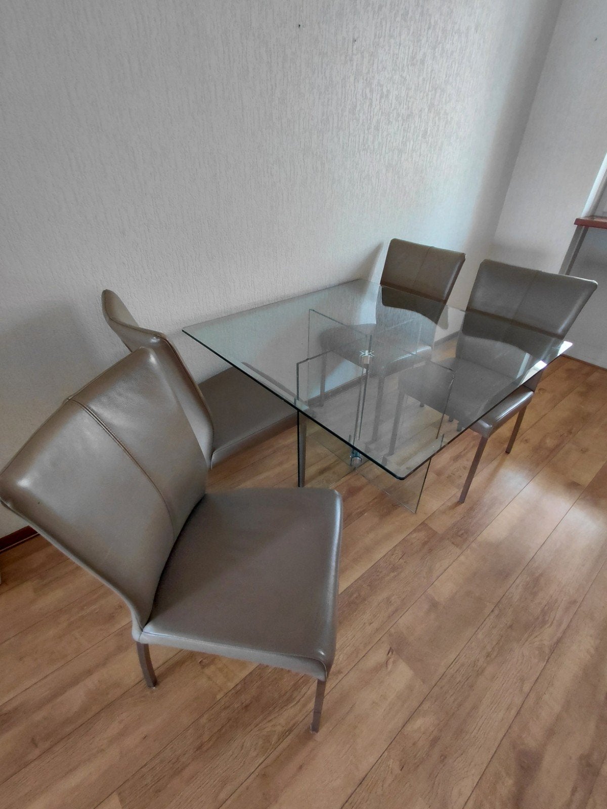 Glazen eettafel met 4 stoelen, Huis en Inrichting, Ophalen, Gebruikt, Modern, 4 tot 6 stoelen