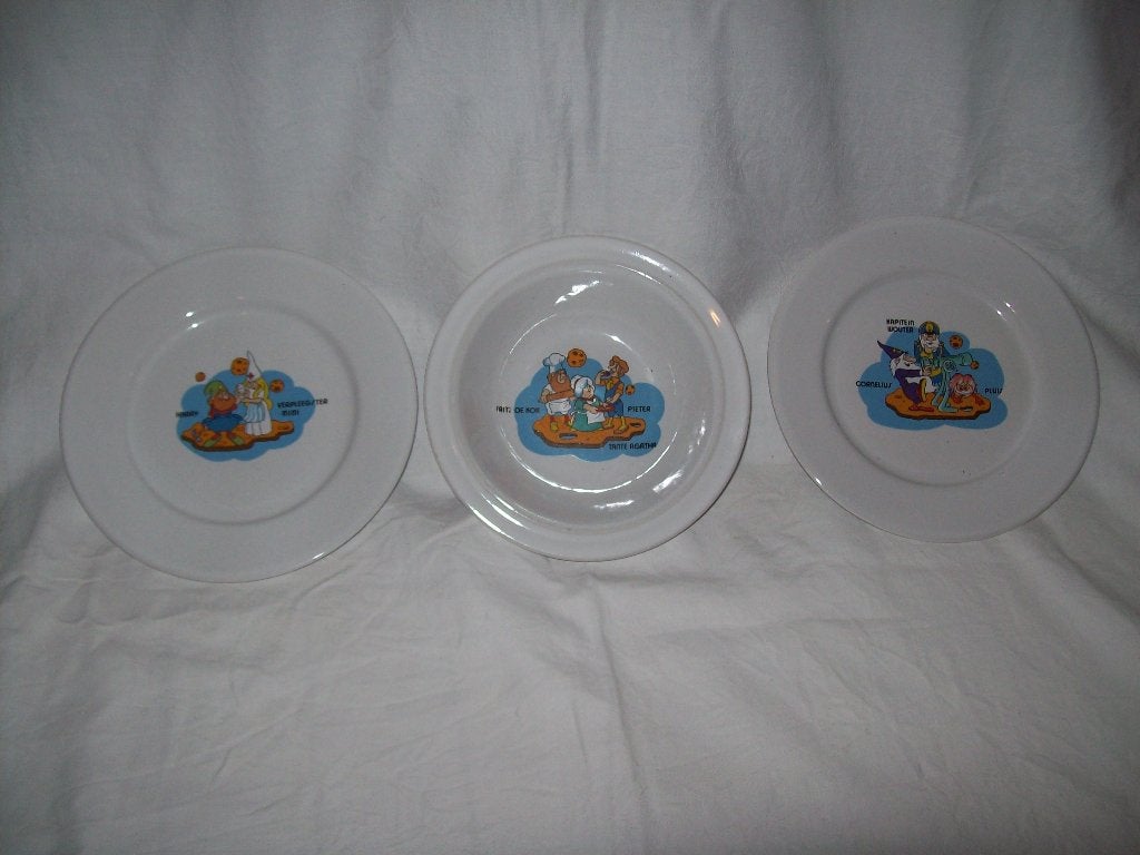 3 gave bordjes 1X 17 cm. en 2X 19 cm., Overige materialen, Gebruikt, Ophalen of Verzenden, Bord(en)