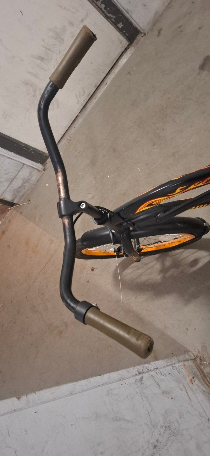 Leuke zwarte kinderfiets met vlammen, band lek, Terugtraprem, Gebruikt, Minder dan 49 cm, Ophalen