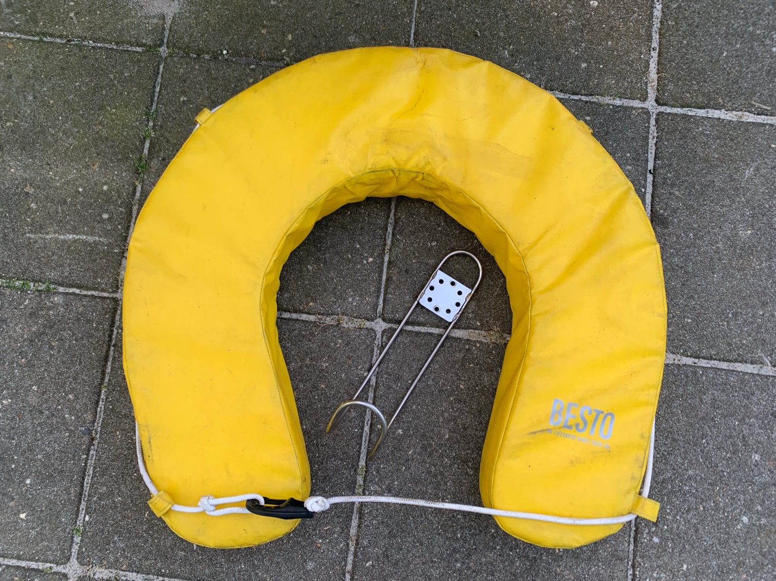 Reddingsboei hoefijzer met RVS houder in gebruikte conditie, Ophalen, Zo goed als nieuw, Motor en Techniek, Zeilboot of Motorboot