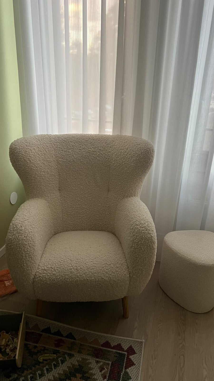 Luxe teddy fauteuil met bijpassende poef – Beige / Crème, Huis en Inrichting, Ophalen, Zo goed als nieuw, Stof, 75 tot 100 cm