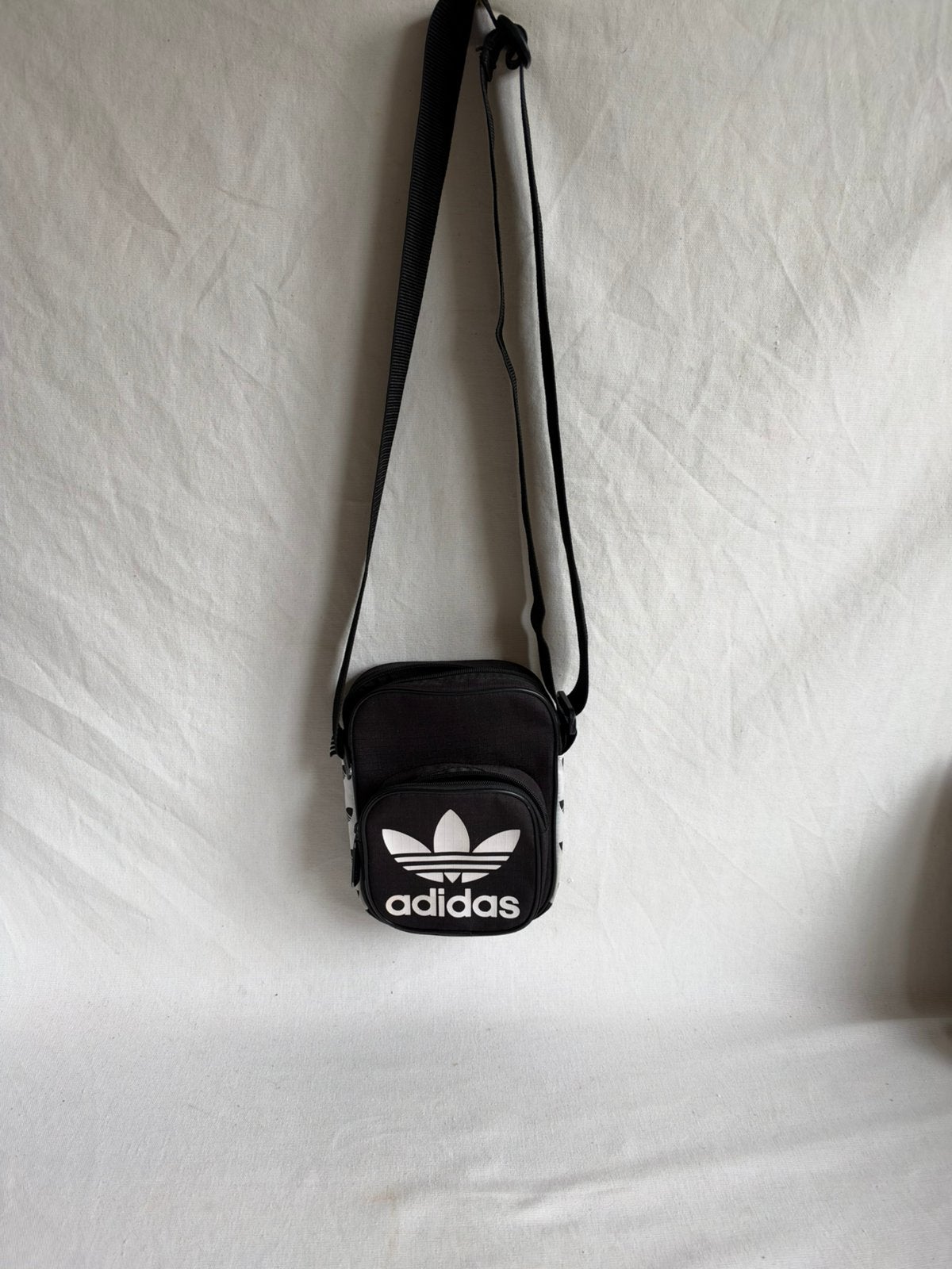 Adidas schoudertasje/crossbody tasje zwart/wit 15x20x7, Ophalen of Verzenden, Zo goed als nieuw, Zwart
