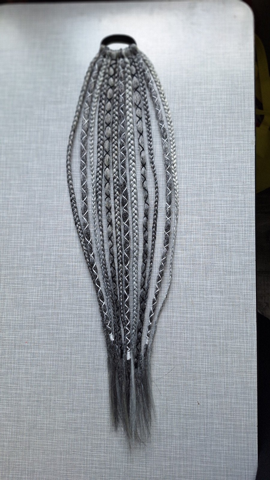 Ponytail dreads en vlechten grijs zwart synthetisch set, Ophalen of Verzenden, Nieuw, Pruik of Haarverlenging