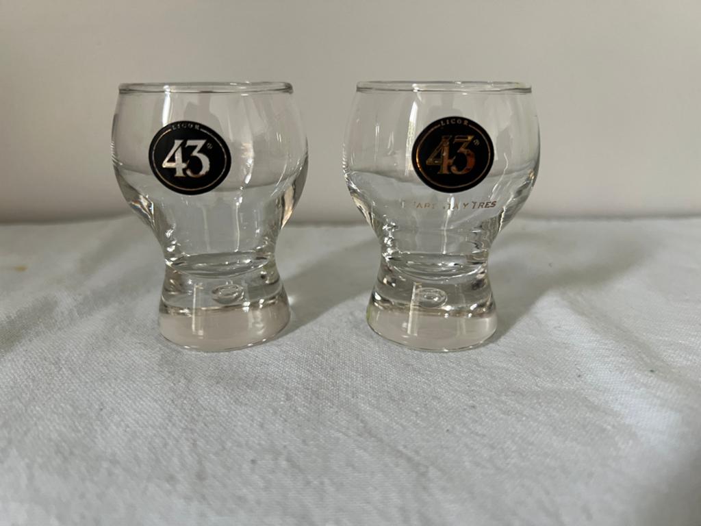 2 verschillende 43 likeurglaasjes, Verzamelen, Ophalen, Zo goed als nieuw, Borrel- of Shotglas