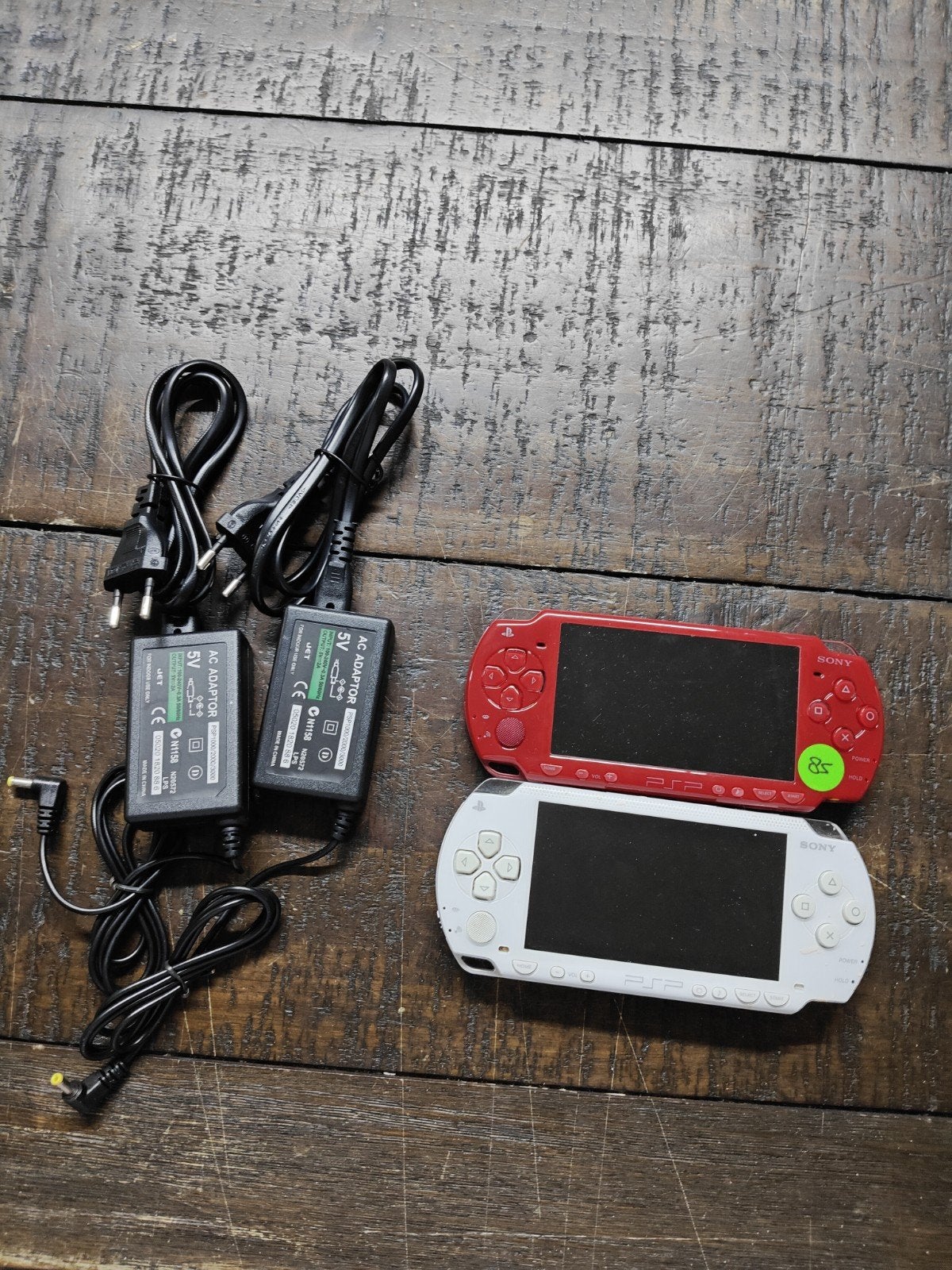2x Sony PSP (rood en wit) met opladers, Gebruikt, Overige kleuren, 1-7-1 Konan Minato-ku, Tokyo 108-0075, Japan, Ophalen of Verzenden
