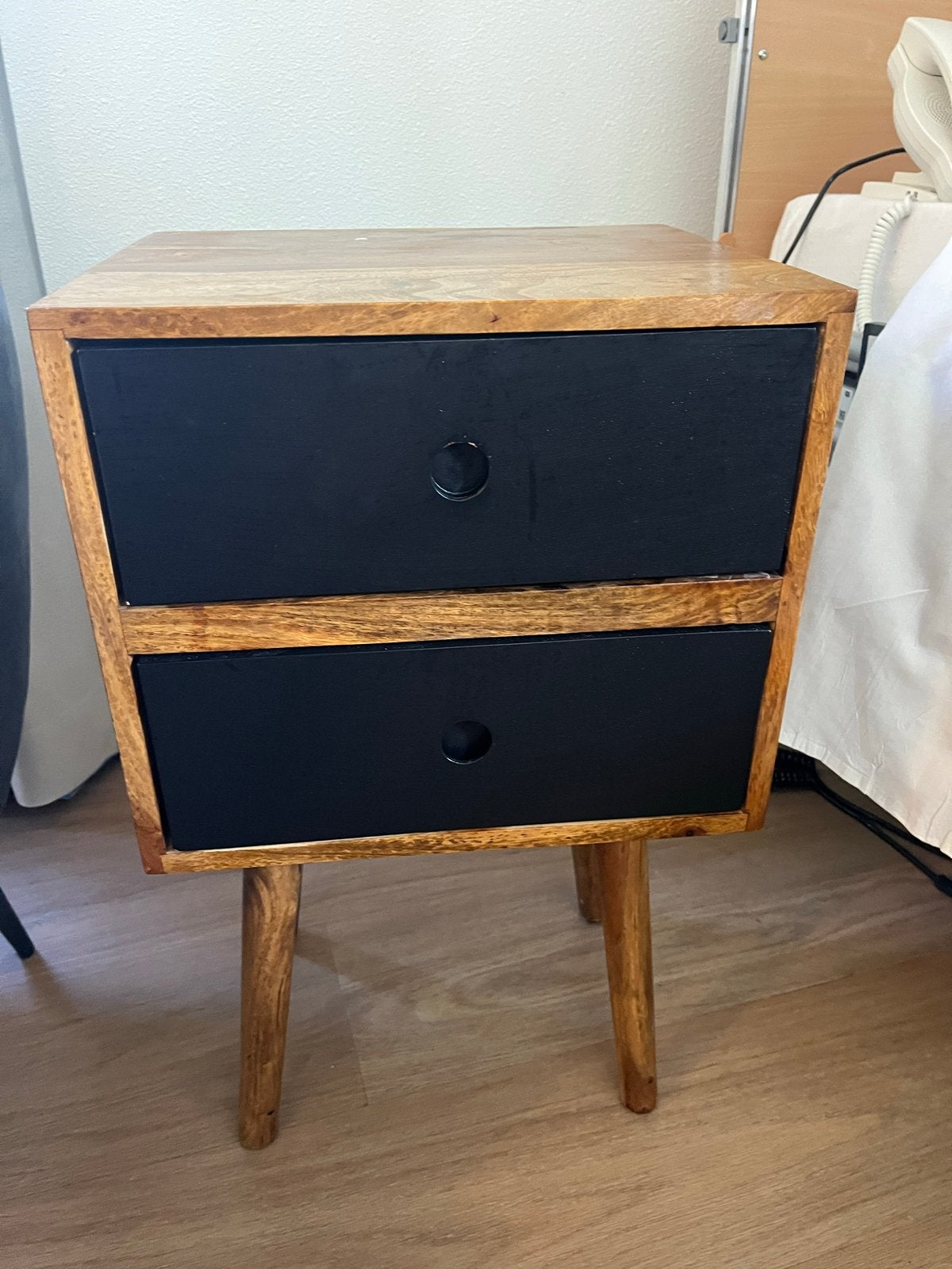 Houten nachtkastje met twee lades, Ophalen, Minder dan 45 cm, 55 tot 70 cm, Zo goed als nieuw