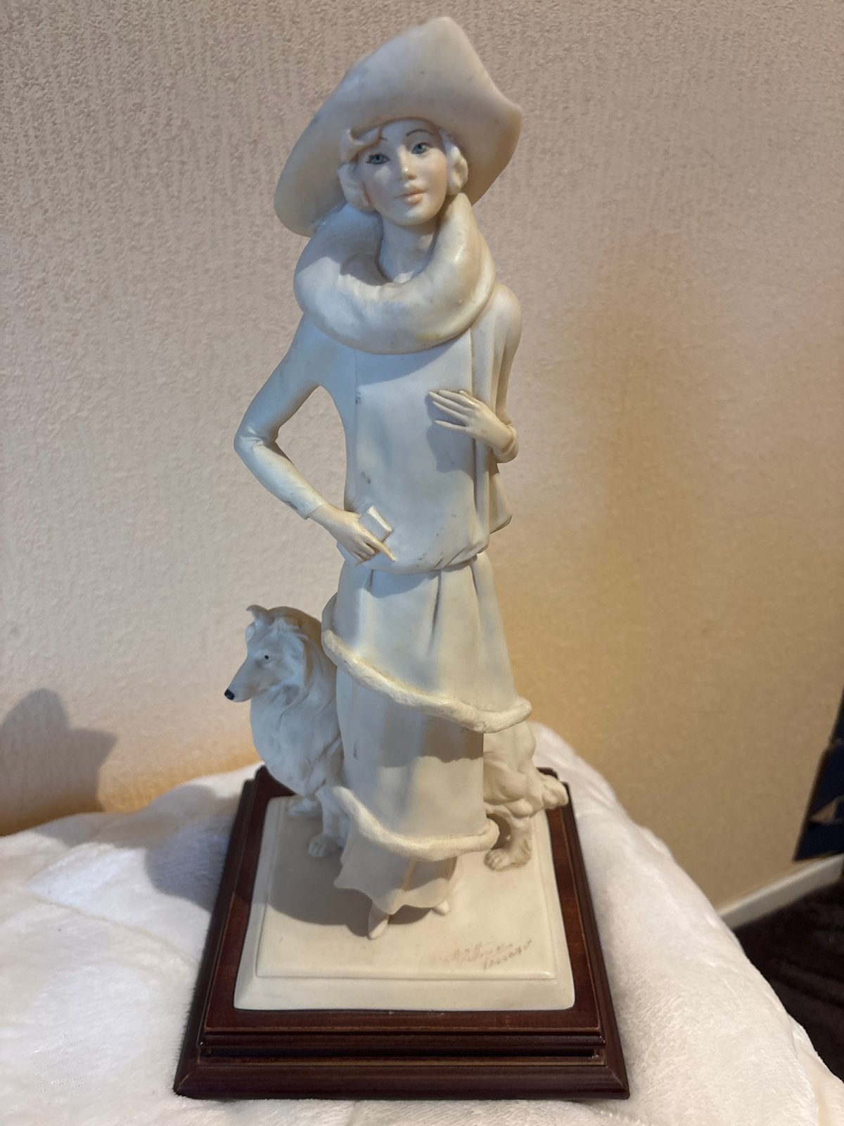 Elegant beeld van dame met hond op sokkel, Antiek en Kunst, Ophalen, Gips, 20 - 50 cm, Beeld
