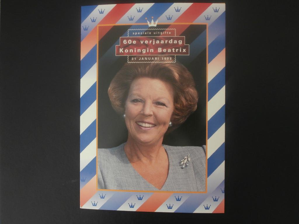 NL 1998; HERINNERINGSMAPJE 60e VERJAARDAG KON. BEATRIX LEES, Verzenden, Nieuw, Nederland, Kaart, Foto of Prent