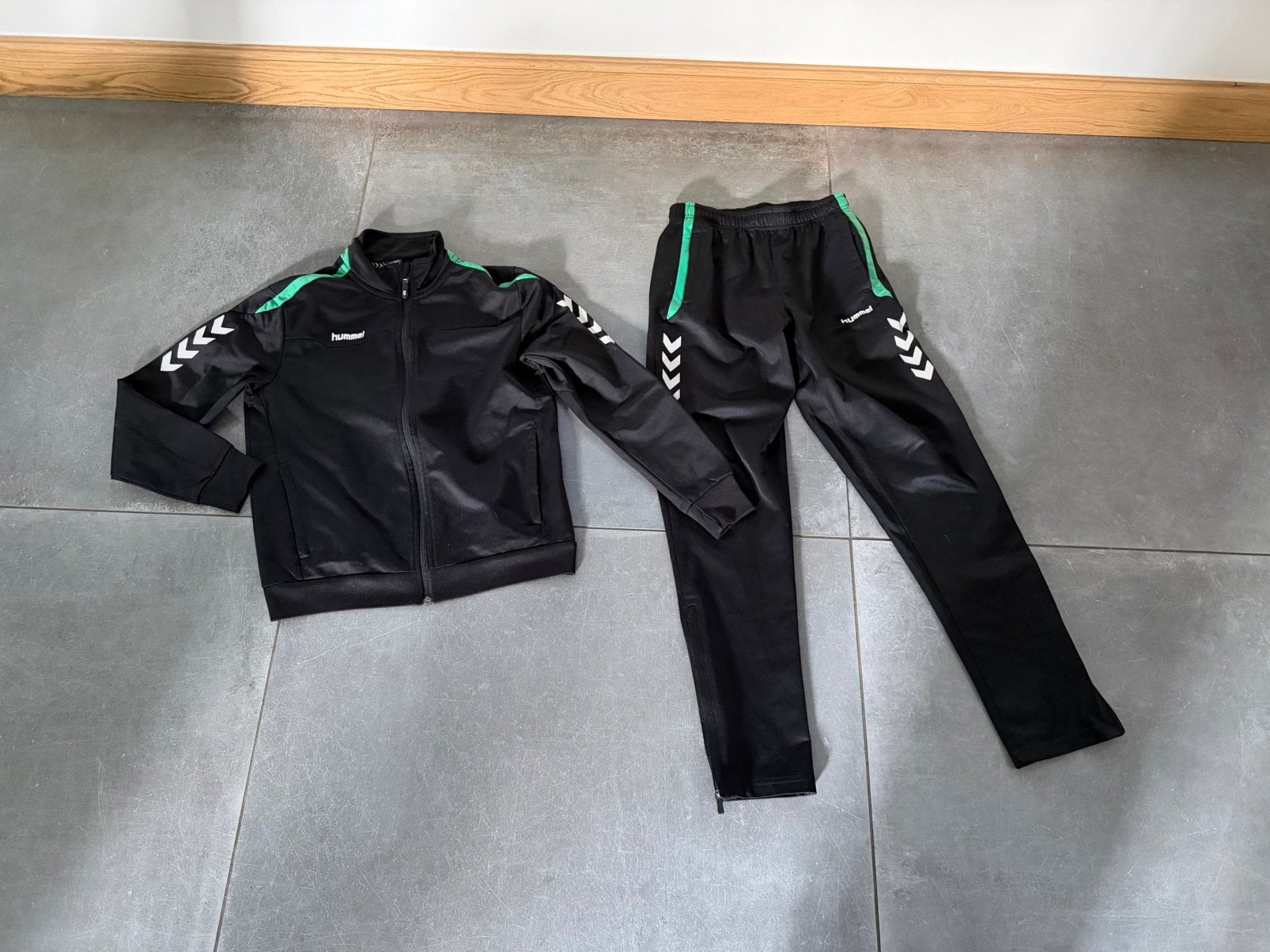 Te koop, Hummel trainingspak, mt 152, zwart-groen, Ophalen of Verzenden, Zo goed als nieuw, Jongen of Meisje, Sport- of Zwemkleding