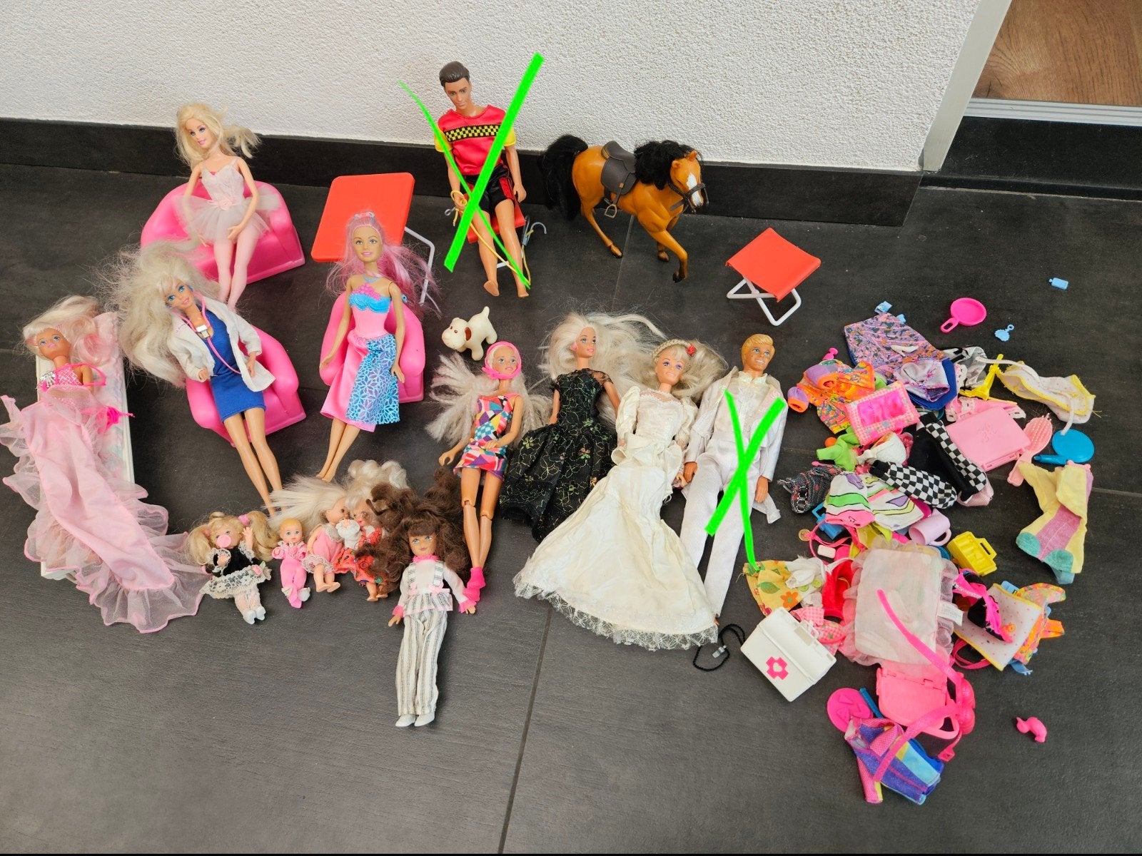 Grote set Barbie poppen met accessoires en meubels, Ophalen of Verzenden, Gebruikt, Barbie