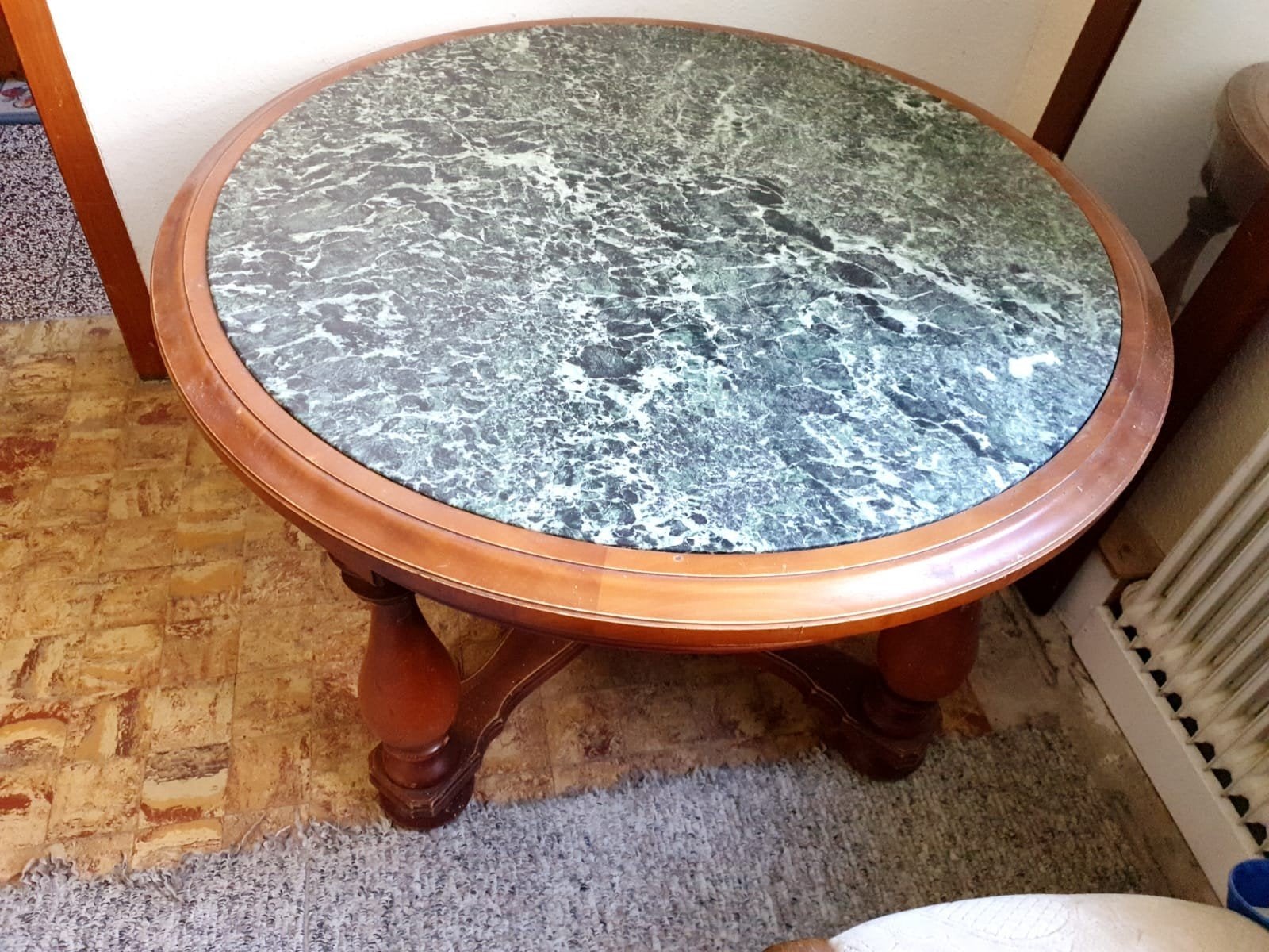 Ronde salontafel met marmeren blad, Antiek en Kunst, Antiek | Meubels | Tafels, Ophalen of Verzenden