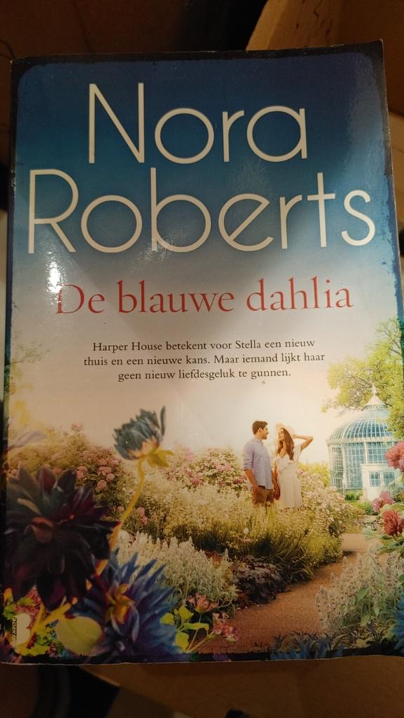 Nora Roberts - De blauwe dahlia, Ophalen of Verzenden, Gelezen, Nora Roberts, Nederland