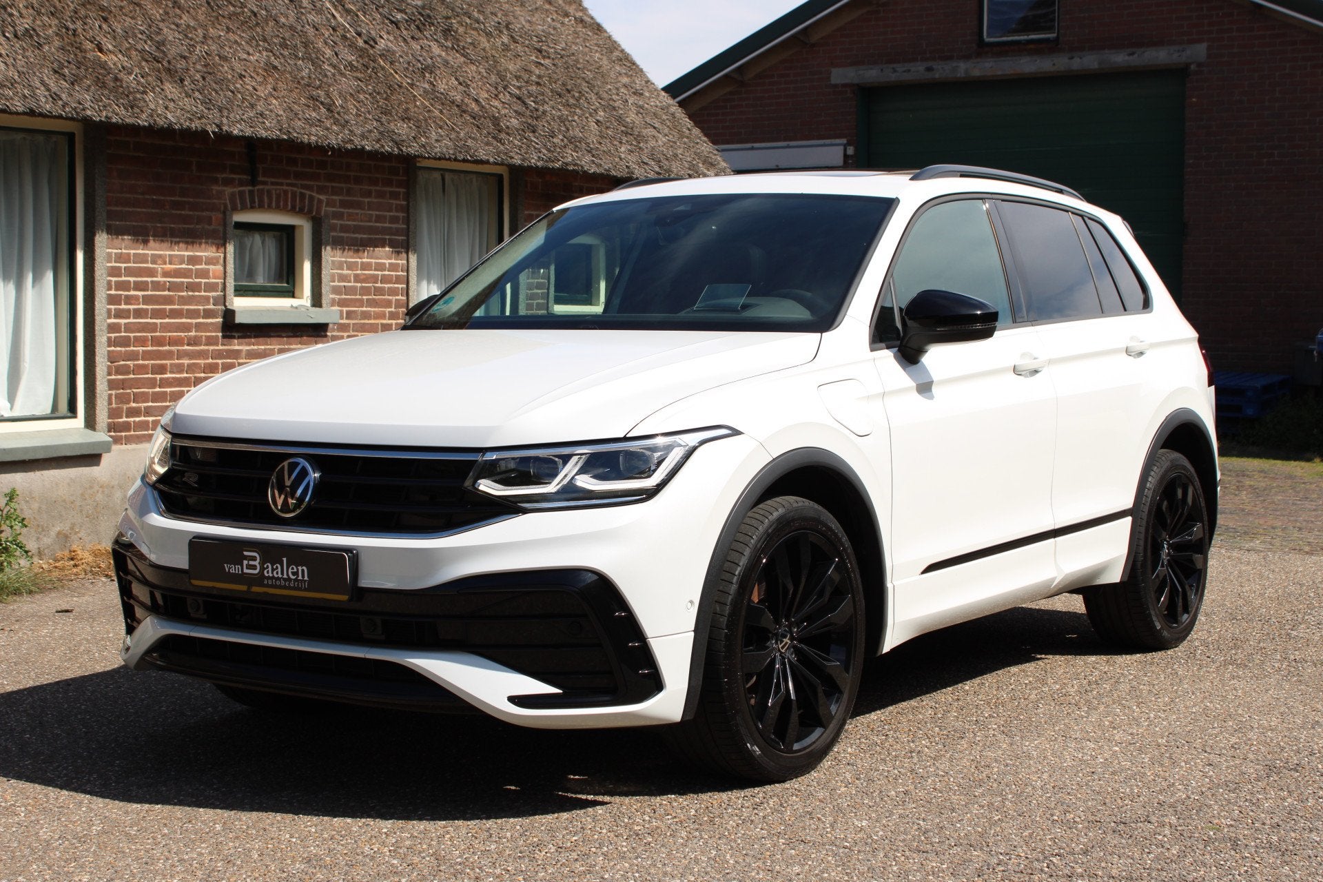 Volkswagen Tiguan 1.4 TSI eHybrid R-Line Business+ SOh 90.6%, 1716 kg, 4 cilinders, Wit, Hybride Elektrisch/Benzine