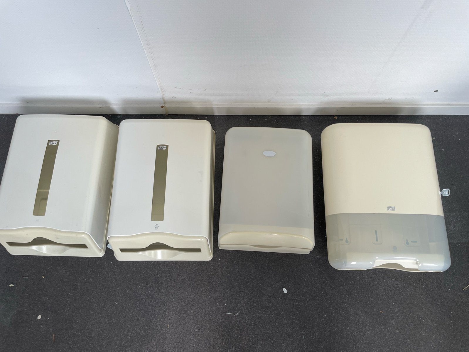 4 diverse Tork handdoekhouders - Gebruikt, Ophalen, Overige typen