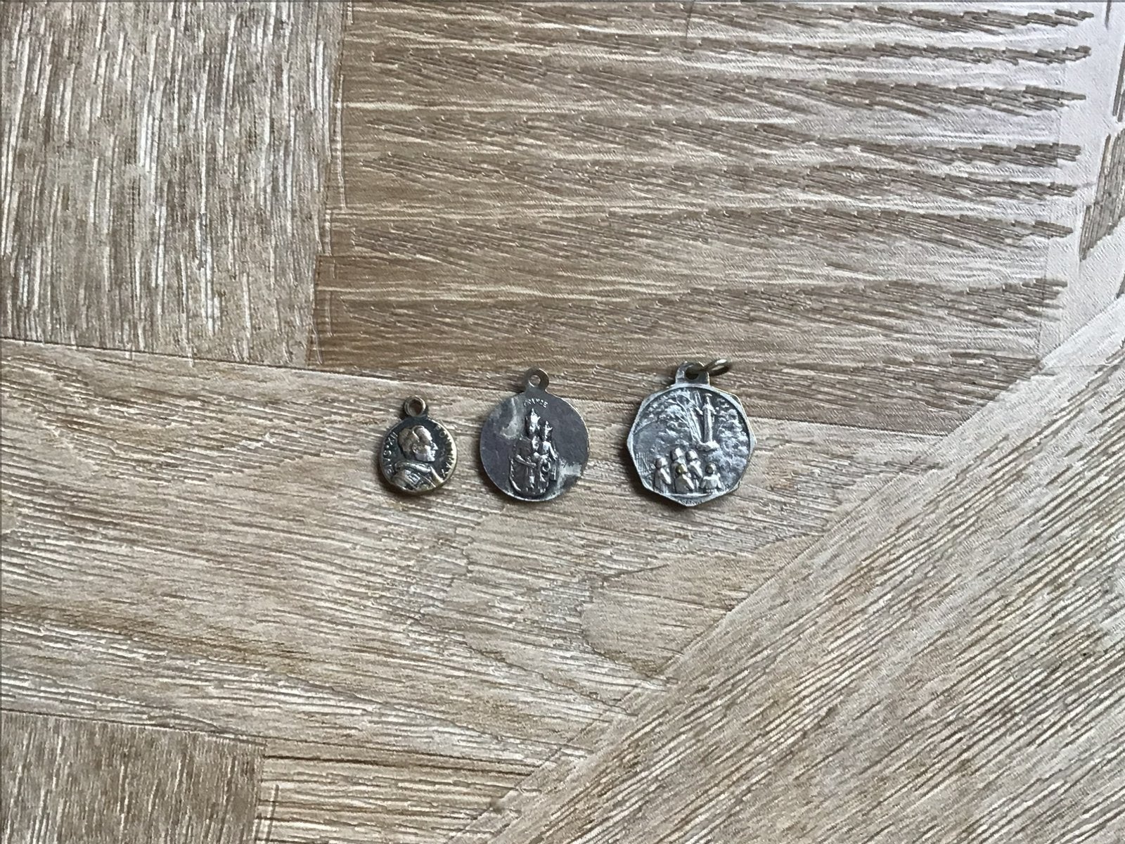 3 oude scapulier medailles,zilverkleurige maria en paus, Ophalen of Verzenden