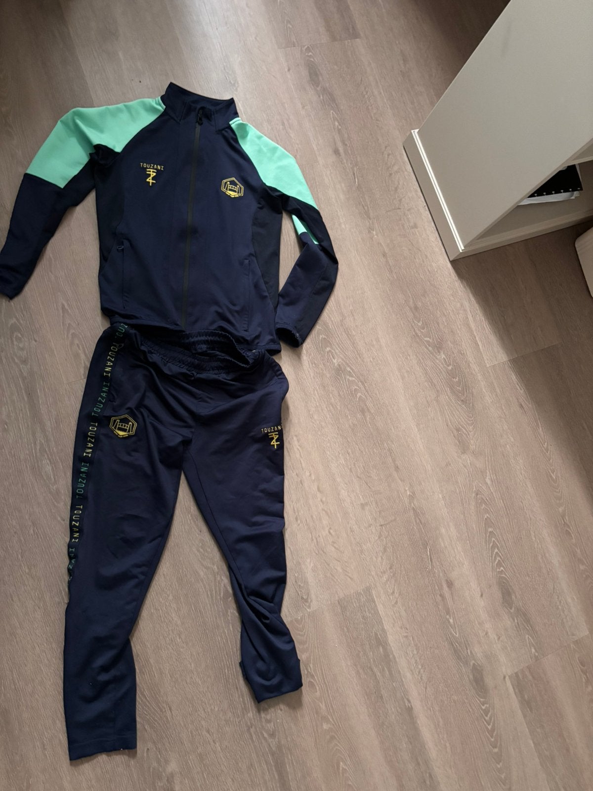 Touzani trainingspak-Donkerblauw met gele details, Ophalen, Nieuw, Maat 52/54 (L), Blauw