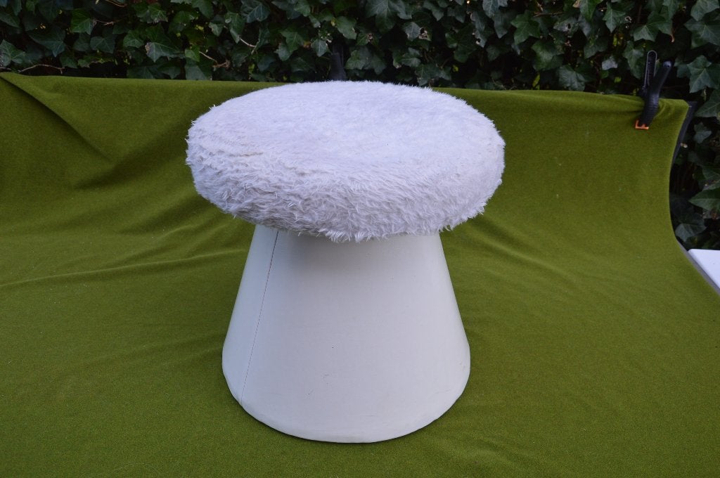 Vintage witte skai-leer mushroom poef met pluche stof beklee, Minder dan 50 cm, Gebruikt, Stof, Minder dan 50 cm