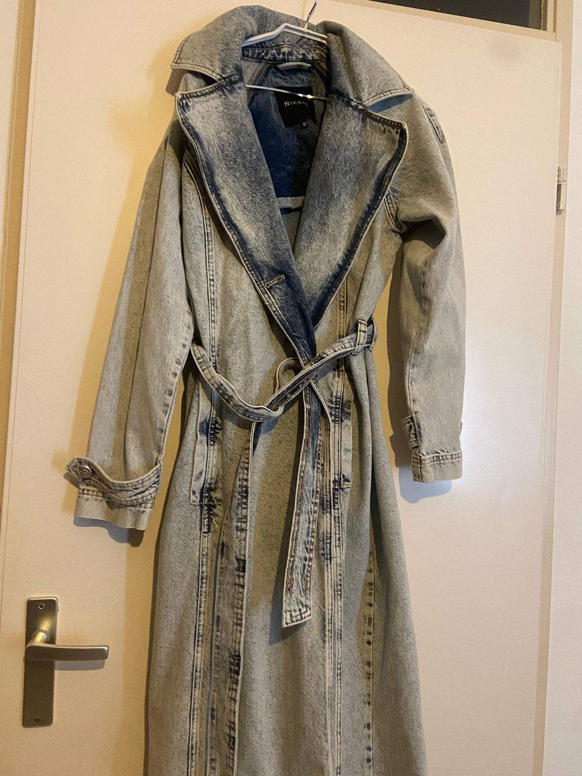 Nikkie spijkerjas, lange trenchcoat, maat 32, Ophalen, Zo goed als nieuw, Maat 36 (S), Blauw
