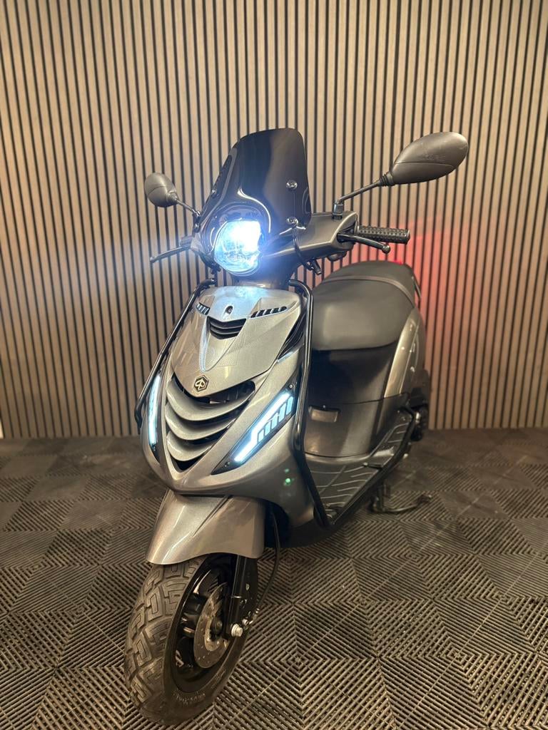 PIAGGIO ZIP 4T 3V BROM 2021 FULL OPTION PORSCHE AGAAT GRIJS, Fietsen en Brommers, Brommers | Overige merken, Maximaal 45 km/u