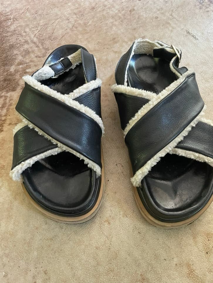 Alohas sandalen met teddy voering. Maat 40, Zwart, Zo goed als nieuw, Sandalen of Muiltjes, Ophalen of Verzenden