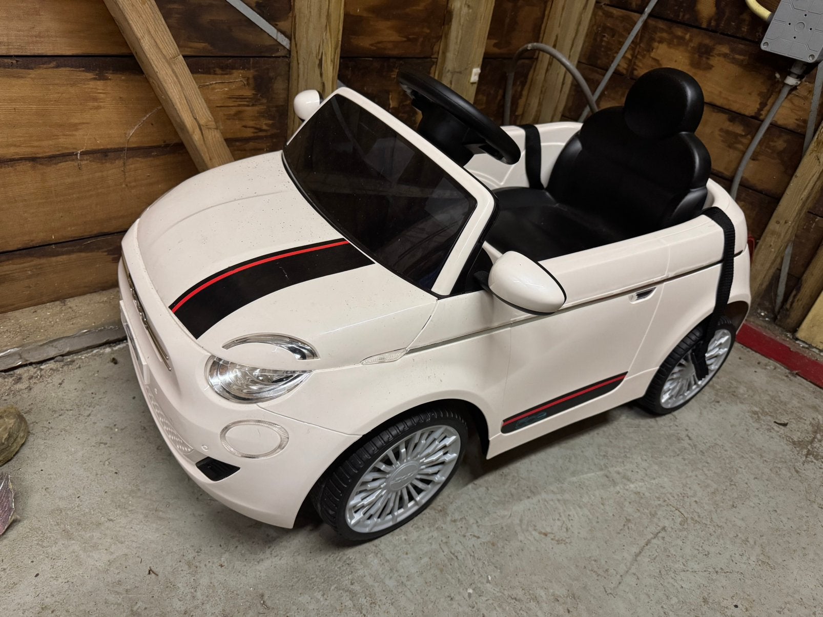 Witte elektrische kinderauto Fiat 500, Kinderen en Baby's, Speelgoed | Buiten | Voertuigen en Loopfietsen, Ophalen, Gebruikt, Loopvoertuig