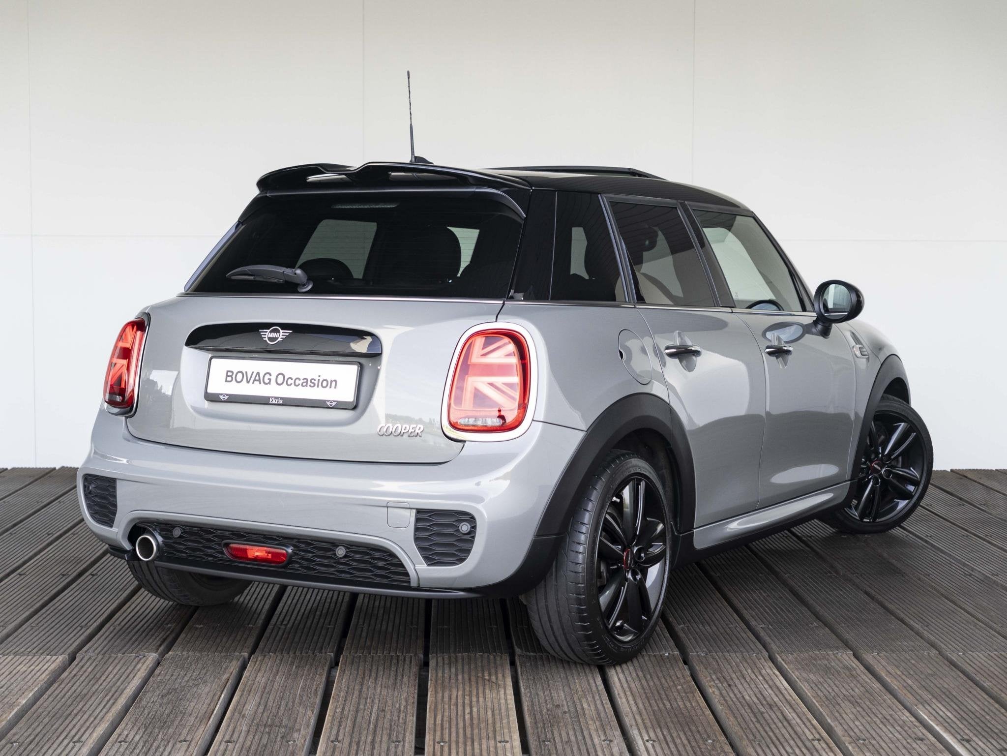 MINI 5-Deurs Cooper Aut. | JCW-pakket | Glazen panoramadak |, Auto's, Mini, 12 maanden, Gebruikt, Leder en Stof, Bedrijf