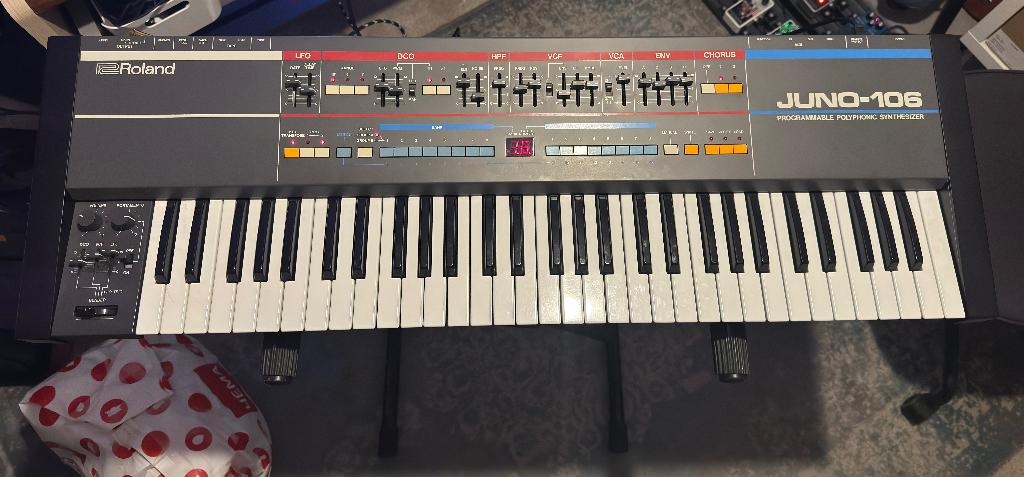 Roland Juno‑106 in perfecte staat (met nieuwe voice chips), Muziek en Instrumenten, Synthesizers, Gebruikt, 61 toetsen, Roland