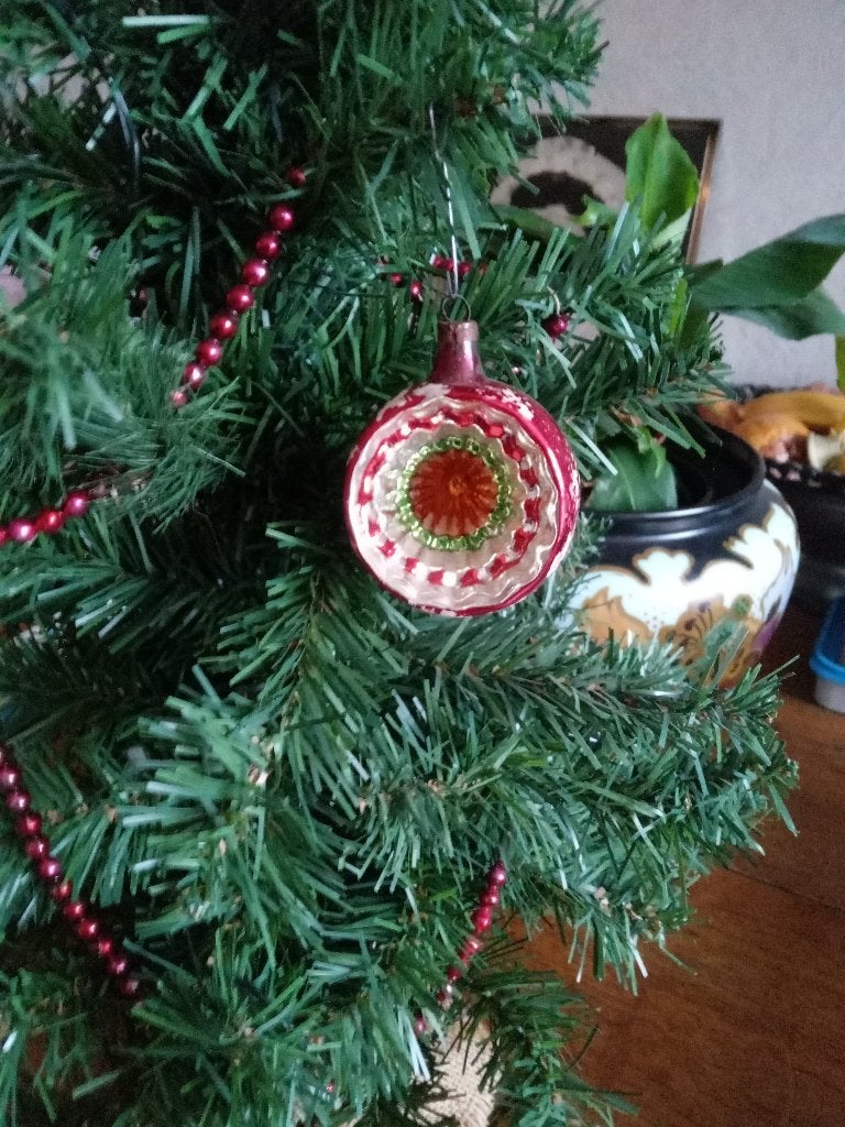 oude glazen kerstbal model deukbal rood zilver, Diversen, Kerst, Gebruikt, Ophalen of Verzenden
