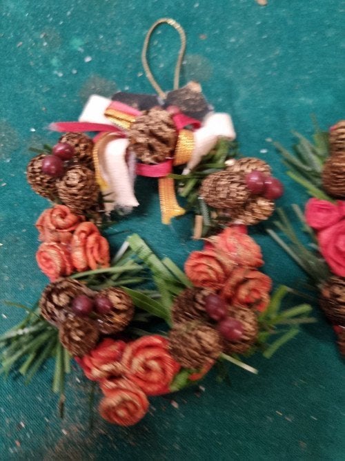 kransjes met rozen en denneappels [b272], Ophalen of Verzenden, 'T Olde Gre-j, Info@toldegrej.nl, Endepoelstraat 20f Didam