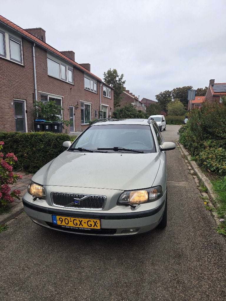 Volvo V70 2.3 T-5 250PK AUT 2001 Beige, Auto's, 1800 kg, Zwart, 1574 kg, Leder en Stof