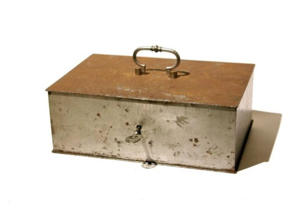 Vintage geldkist met sleutel - Engeland - 4Kg - 1920 / 1950, Verzamelen, Spaarpotten, Ophalen of Verzenden, Gebruikt, Metaal of Blik