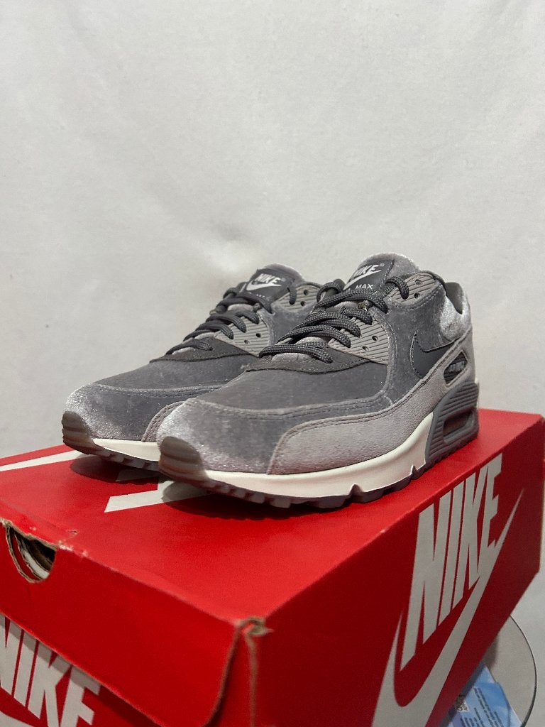 NIEUW! Maat 40 - Nike Air Max 90 Deluxe Velvet Gunsmoke, Overige kleuren, Verzenden, Nike, Nieuw
