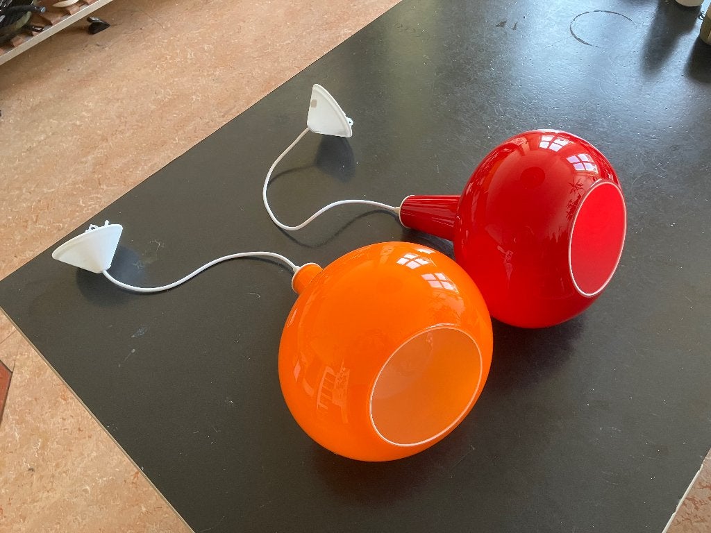 2 identieke opaline hanglampen: Vignelli/ Peill Putzler 33cm, Huis en Inrichting, Lampen | Hanglampen, Ophalen, Vintage, opaline, glas, oranje, rood, Vignelli, Peill en Putzler