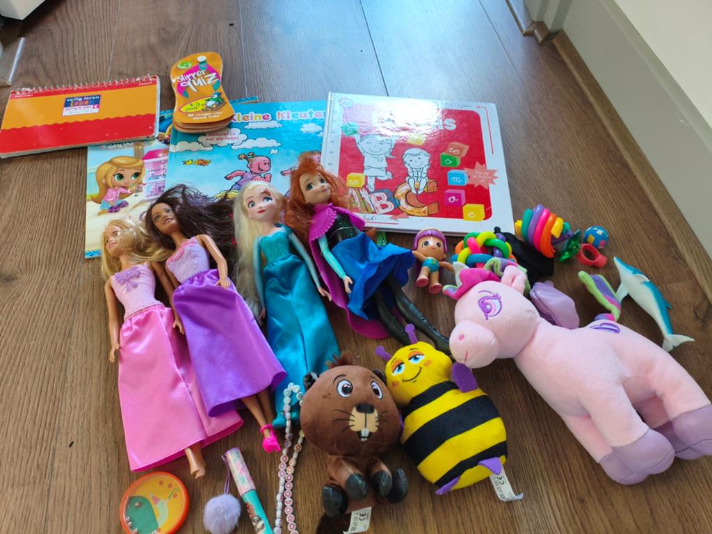 Gratis kinder speelgoed oa barbie, frozen, unicorn, boekjes, Ophalen of Verzenden, Barbie