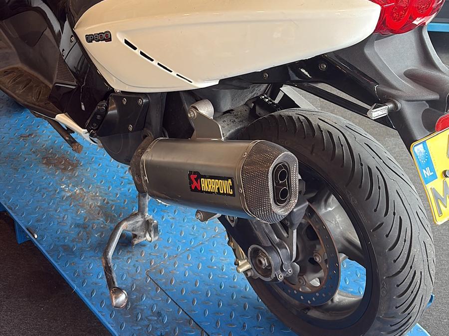 Originele Akrapovič Uitlaat Gilera GP 800 Aprilia SRV 850, Motoren, Ophalen of Verzenden