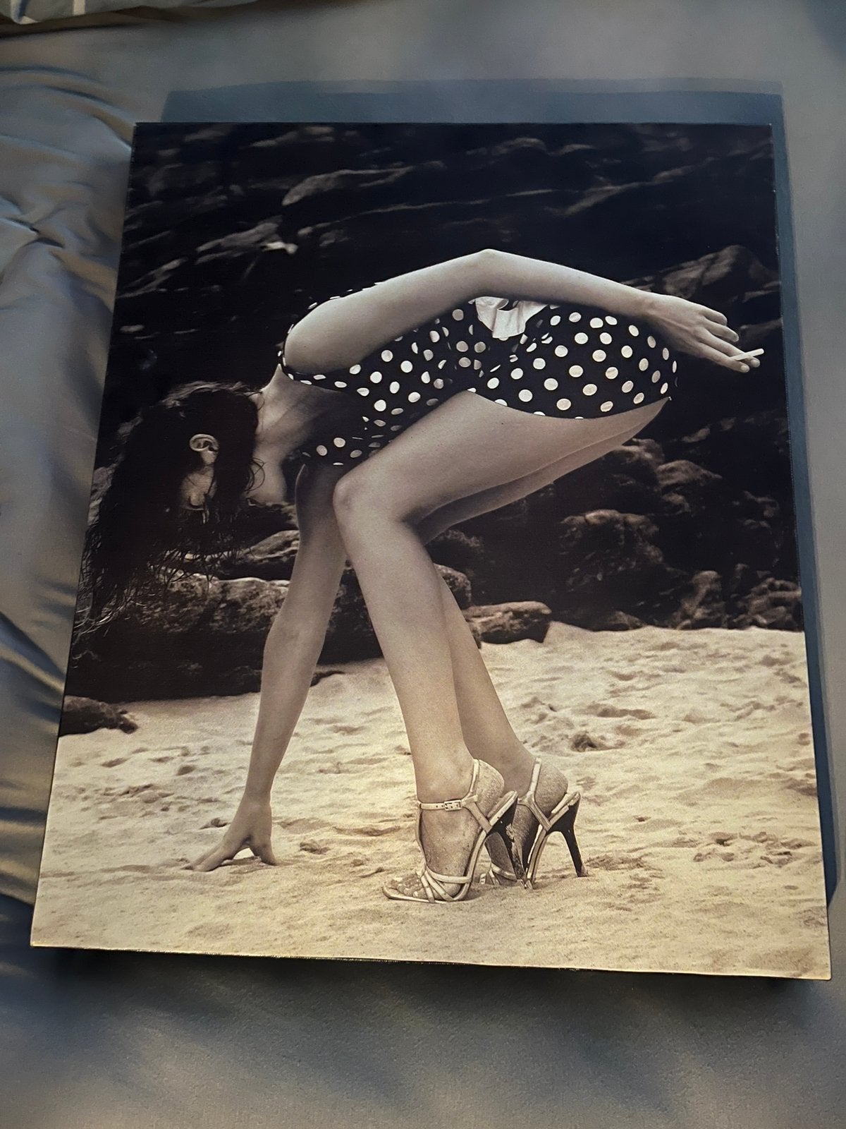 canvas print van een vrouw in een stijlvol polkadot badpak, Huis en Inrichting, 50 – 75, Minder dan 50 cm, Ophalen of Verzenden