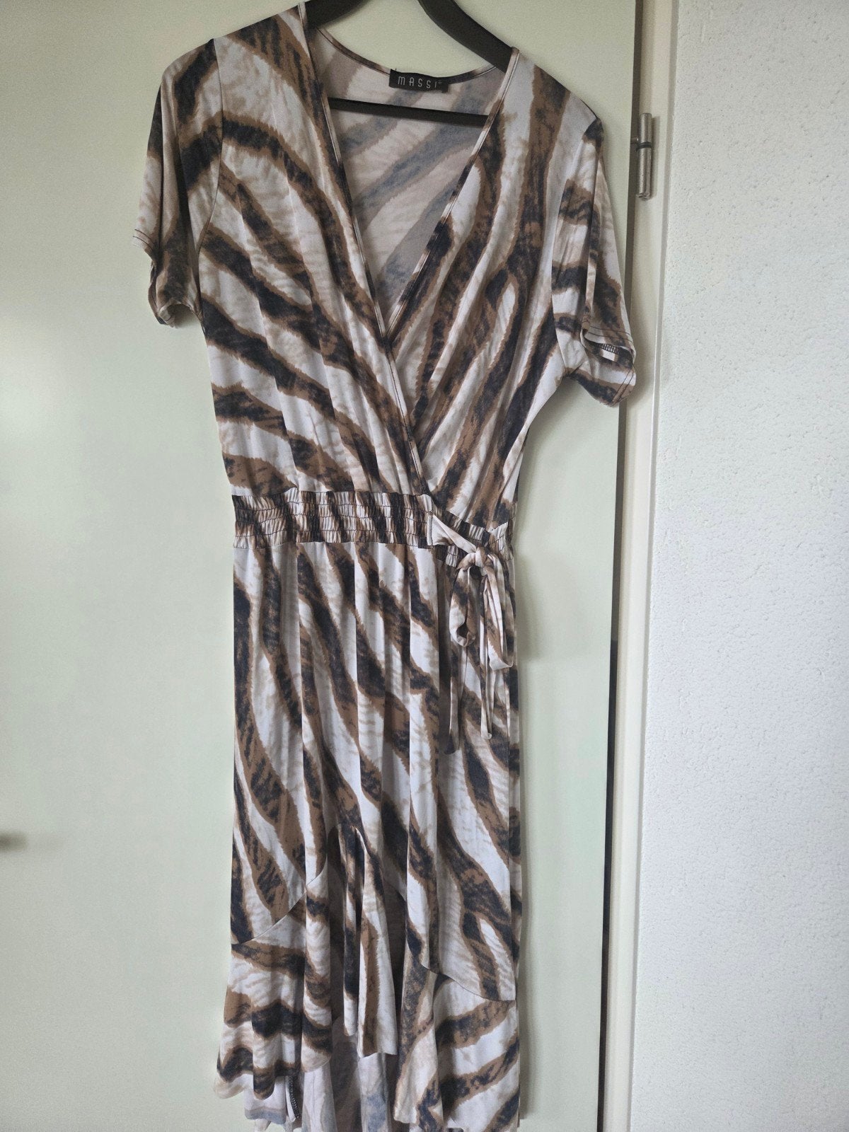 Massi jurk met zebraprint one size valt als M/L, Kleding | Dames, Jurken, Nieuw, Maat 38/40 (M), Bruin, Onder de knie, Ophalen of Verzenden