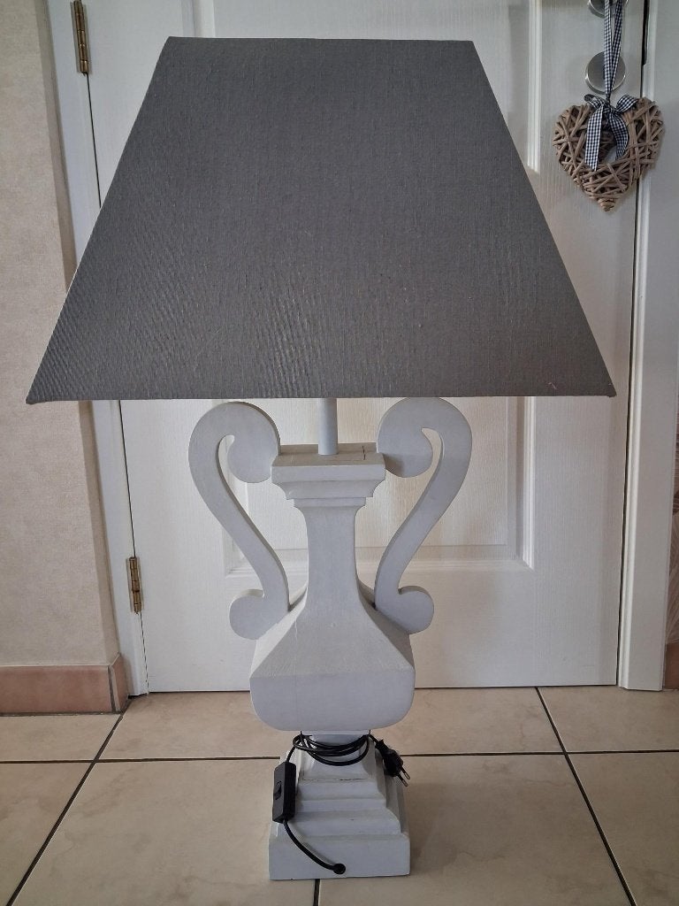 Landelijke tafellamp in cottage stijl, Ophalen, 86 cm, Met kap, Wit